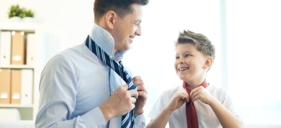 Pai e filho dando nó na gravata