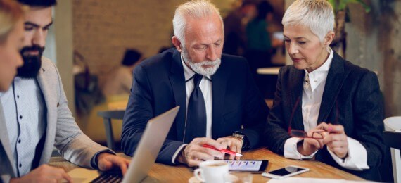 Advogados discutem estratégias enquanto tomam café