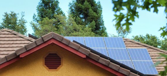 Contrato de parceria cooperativa para geração distribuída - telhado de casa contendo painéis solares