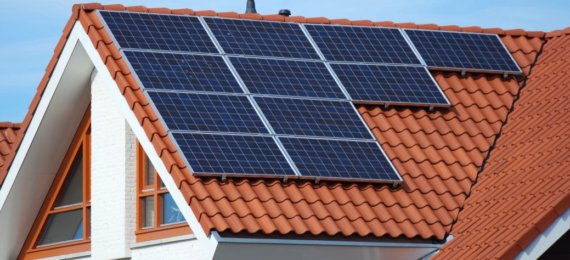 Como montar uma empresa de instalação de energia solar - telhado de uma casa com placas solares