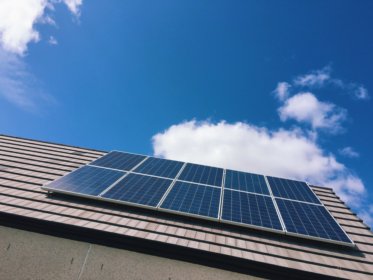 Crowdfunding para geração distribuída - painéis solares em um telhado