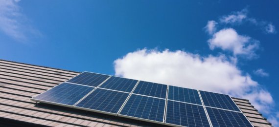 Crowdfunding para geração distribuída - painéis solares em um telhado