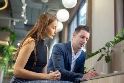 o que é contrato social - mulher e homem olhando para um contrato