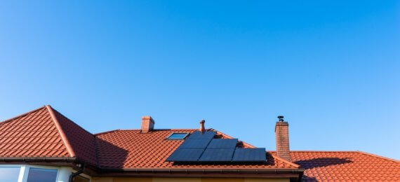 Contrato de venda de energia solar - casa com painéis solares