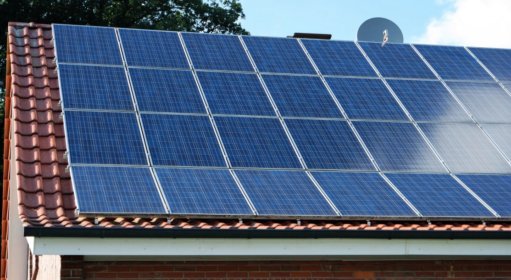 Créditos de energia solar - painéis de energia solar em um telhado