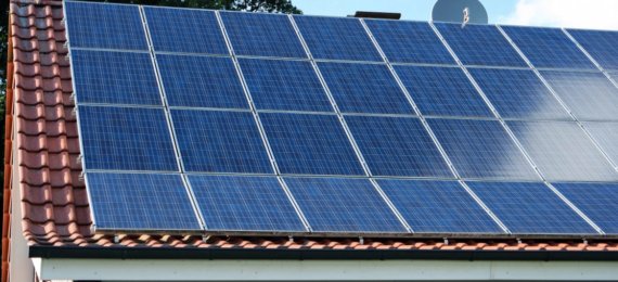 Créditos de energia solar - painéis de energia solar em um telhado