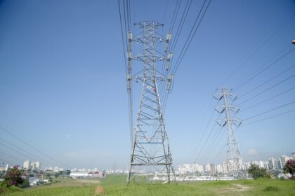 Mercado livre de energia - torre de transmissão de energia