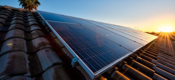 Transferência dos créditos de energia solar - placa solar sobre telhado