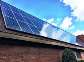 Energia solar preço - placas solares sobre telhado de casa