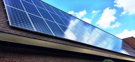 Energia solar preço - placas solares sobre telhado de casa