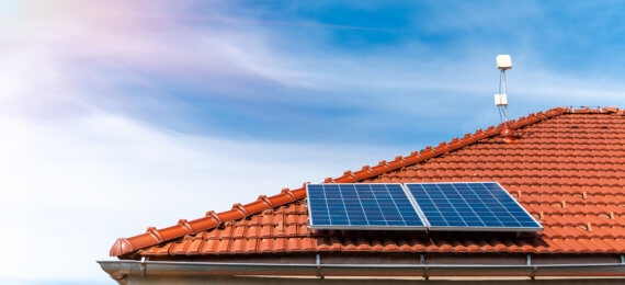 Sistema on grid - Painéis solares ligados a rede de fornecimento de energia em uma casa de família