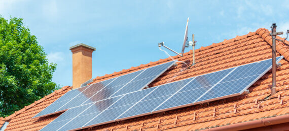 Taxação do Sol: o que é e como funciona - placas solares sobre um telhado
