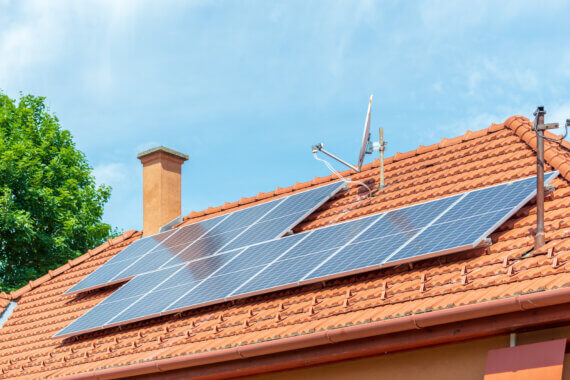 Taxação do Sol: o que é e como funciona - placas solares sobre um telhado