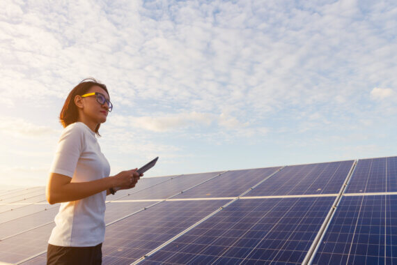 Startup energia solar: funcionária de startup de energia solar trabalhando