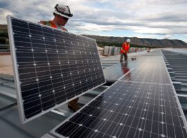 Funcionários fazendo a instalação de painéis solares