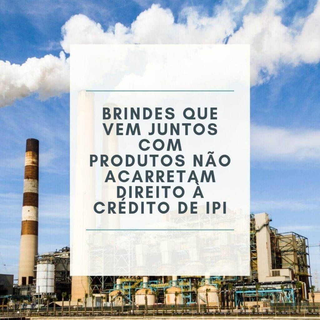 chaminé de uma grande indústria. no centro, em um quadro branco, está escrito "Brindes que vem juntos com produtos não acarretam direito a crédito de IPI"