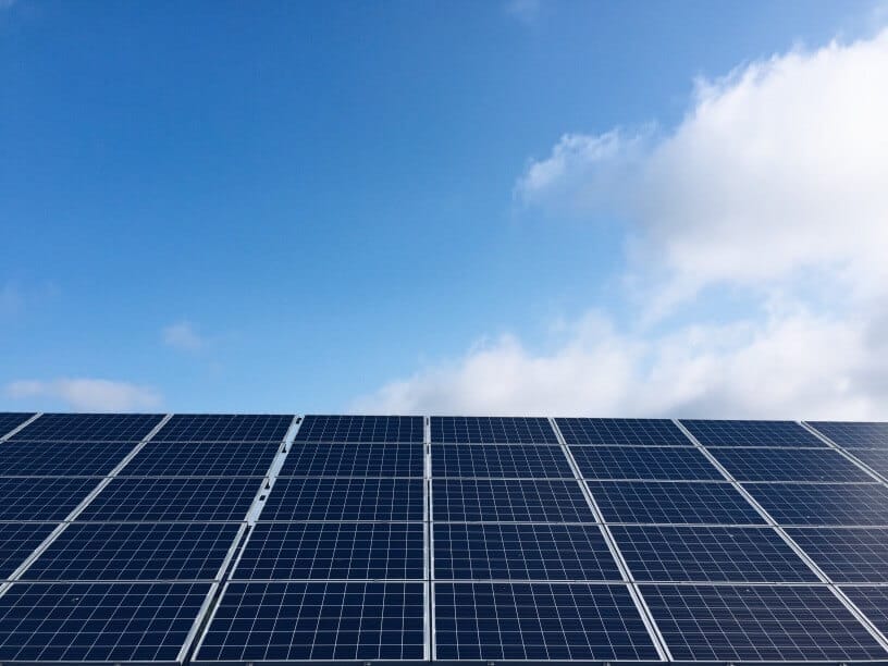 Contrato de locação geração distribuída - painéis solares e o céu azul ao fundo