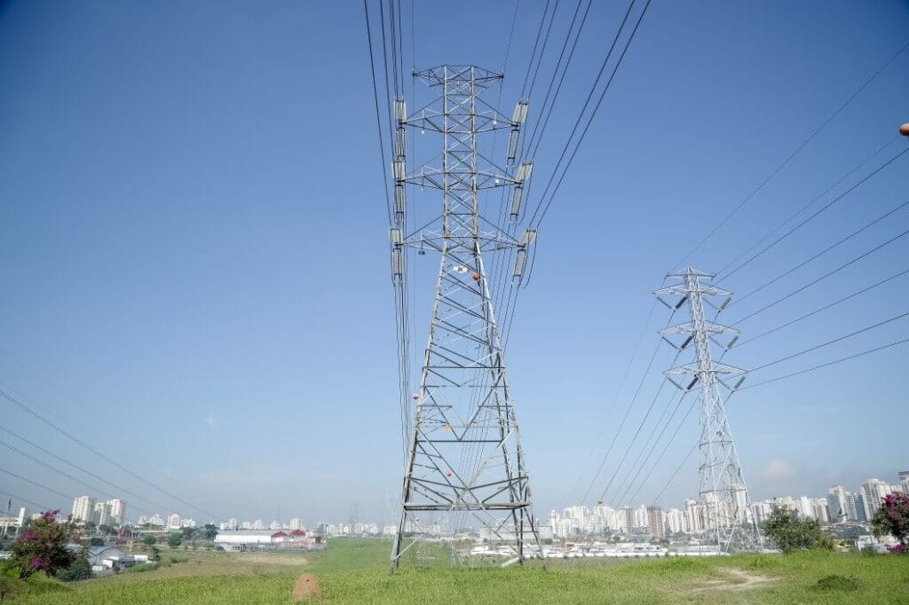 Mercado livre de energia - torre de transmissão de energia