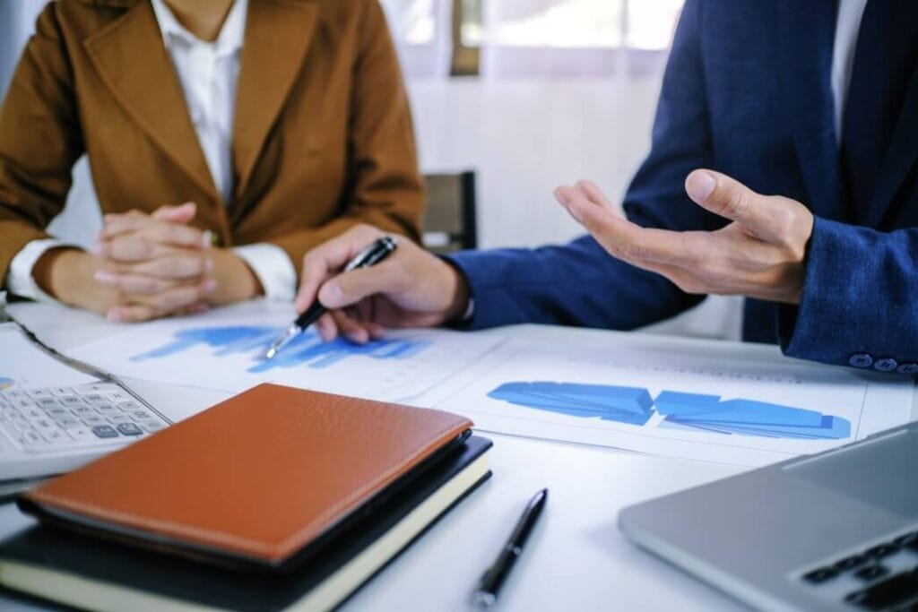 Compliance trabalhista: duas pessoas olhando para gráficos em uma mesa